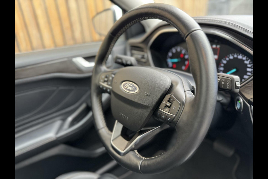 Ford FOCUS Wagon 1.5 EcoBoost Vignale Automaat | Panoramadak | Lederen bekleding | Stoel en- Stuurwielverwarming | Head-up display | Achteruitrij