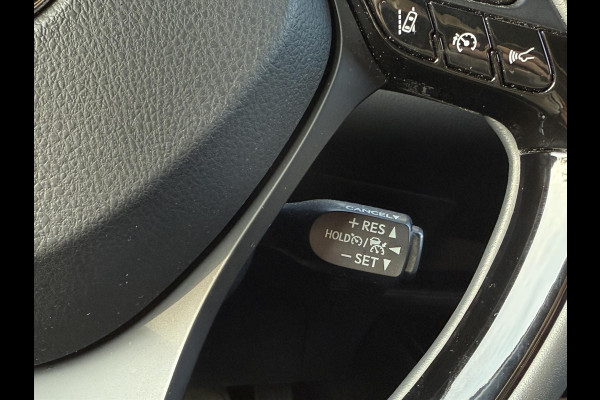 Toyota C-HR 1.8 Hybrid Bi-Tone | Dodehoekherkenning, Stoel + Stuurverwarming, Parkeersensoren, 18 inch, Keyless, Nieuwe multimedia