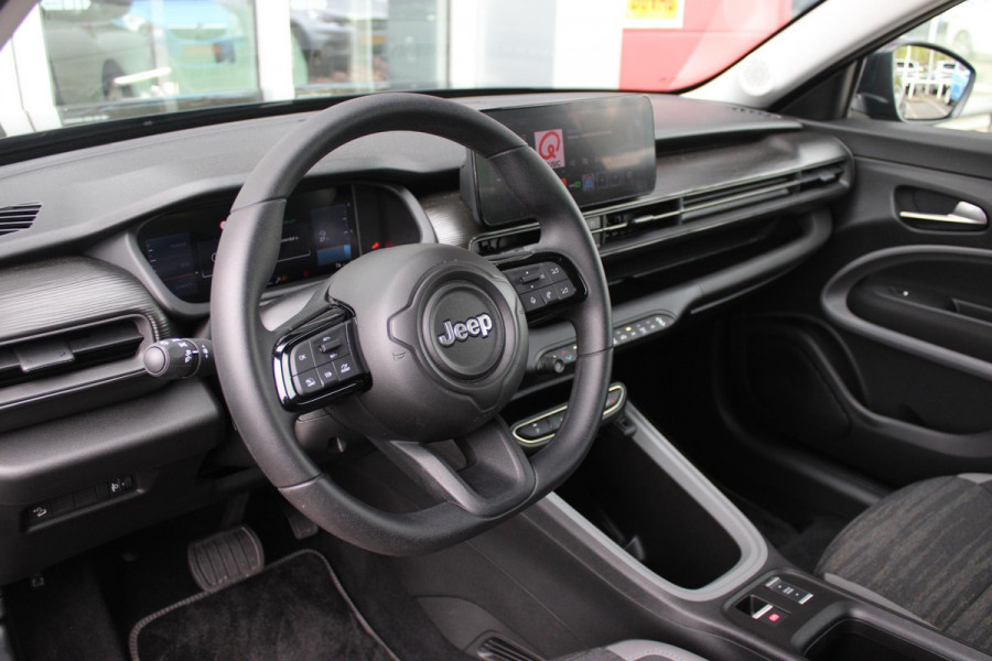 Jeep Avenger LONGTITUDE 156PK 54 kWh | NAVIGATIE | DRAADLOZE APPLE CARPLAY/ANDROID AUTO | KEYLESS ENTRY/START | CRUISE CONTROL | PARKEERSENSOREN ACHTER | DAB+ RADIO | CLIMATE CONTROL | DRAADLOZE TELEFOONLADER | LED KOPLAMPEN |