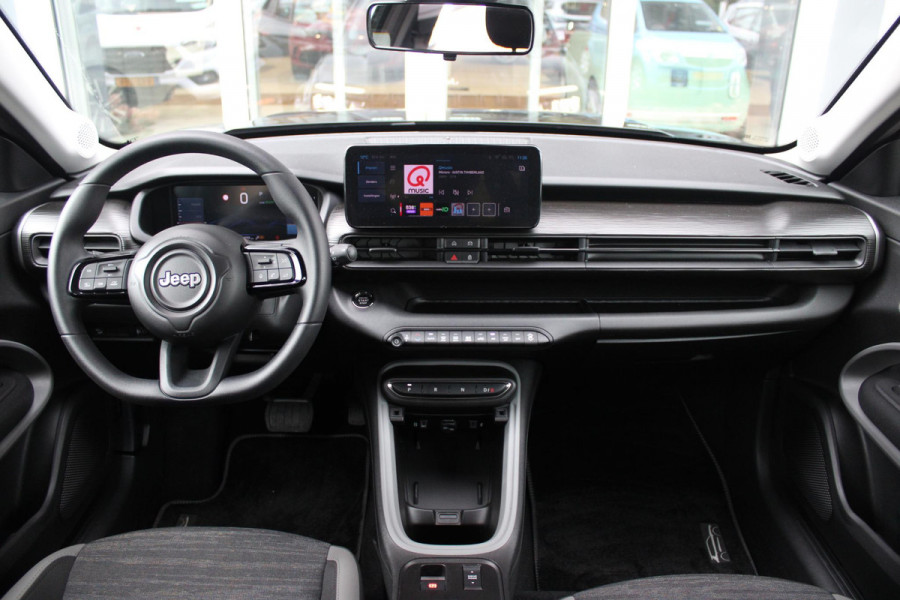Jeep Avenger LONGTITUDE 156PK 54 kWh | NAVIGATIE | DRAADLOZE APPLE CARPLAY/ANDROID AUTO | KEYLESS ENTRY/START | CRUISE CONTROL | PARKEERSENSOREN ACHTER | DAB+ RADIO | CLIMATE CONTROL | DRAADLOZE TELEFOONLADER | LED KOPLAMPEN |