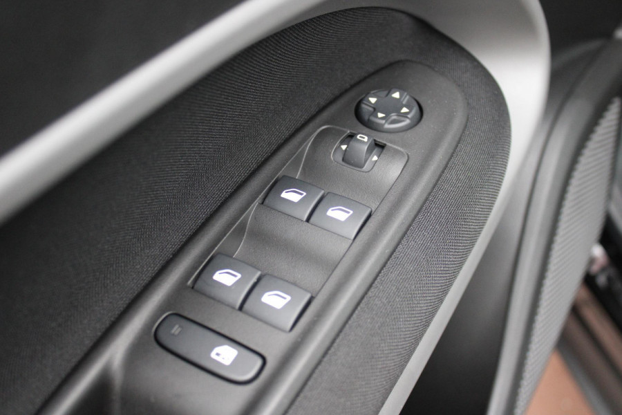 Jeep Avenger LONGTITUDE 156PK 54 kWh | NAVIGATIE | DRAADLOZE APPLE CARPLAY/ANDROID AUTO | KEYLESS ENTRY/START | CRUISE CONTROL | PARKEERSENSOREN ACHTER | DAB+ RADIO | CLIMATE CONTROL | DRAADLOZE TELEFOONLADER | LED KOPLAMPEN |