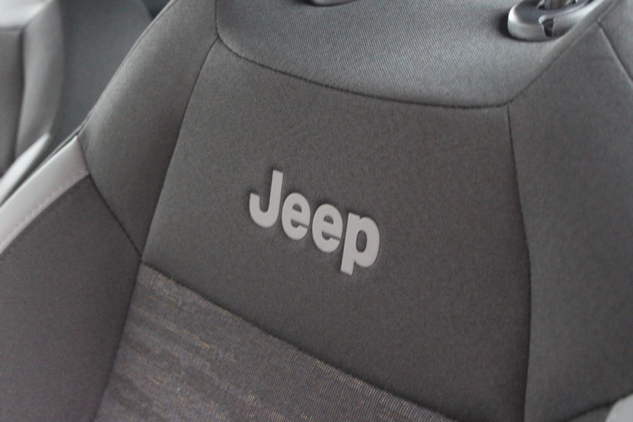 Jeep Avenger LONGTITUDE 156PK 54 kWh | NAVIGATIE | DRAADLOZE APPLE CARPLAY/ANDROID AUTO | KEYLESS ENTRY/START | CRUISE CONTROL | PARKEERSENSOREN ACHTER | DAB+ RADIO | CLIMATE CONTROL | DRAADLOZE TELEFOONLADER | LED KOPLAMPEN |