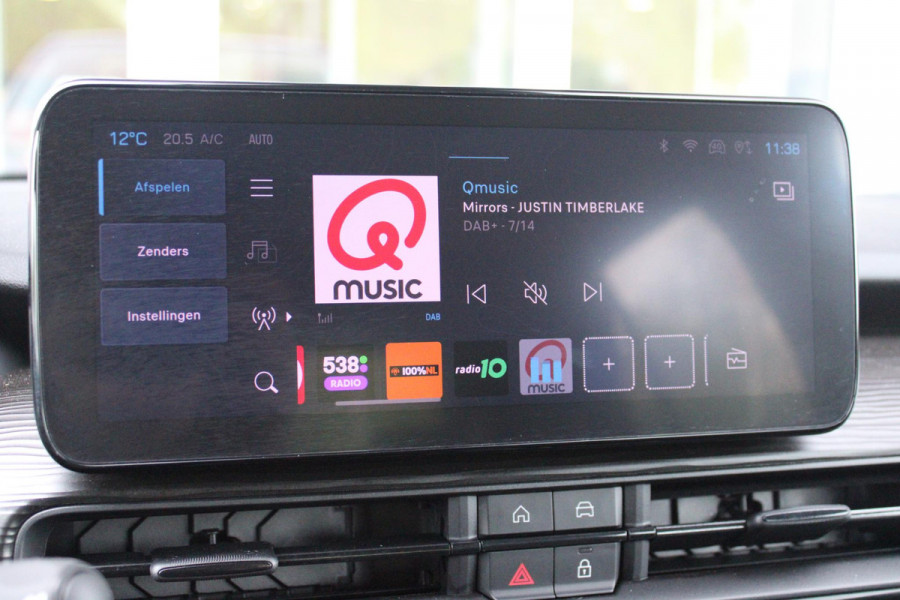 Jeep Avenger LONGTITUDE 156PK 54 kWh | NAVIGATIE | DRAADLOZE APPLE CARPLAY/ANDROID AUTO | KEYLESS ENTRY/START | CRUISE CONTROL | PARKEERSENSOREN ACHTER | DAB+ RADIO | CLIMATE CONTROL | DRAADLOZE TELEFOONLADER | LED KOPLAMPEN |