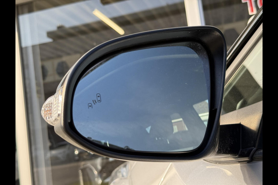 Toyota C-HR 1.8 Hybrid Bi-Tone | Dodehoekherkenning, Stoel + Stuurverwarming, Parkeersensoren, 18 inch, Keyless, Nieuwe multimedia