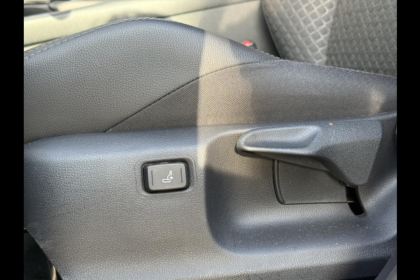 Toyota C-HR 1.8 Hybrid Bi-Tone | Dodehoekherkenning, Stoel + Stuurverwarming, Parkeersensoren, 18 inch, Keyless, Nieuwe multimedia