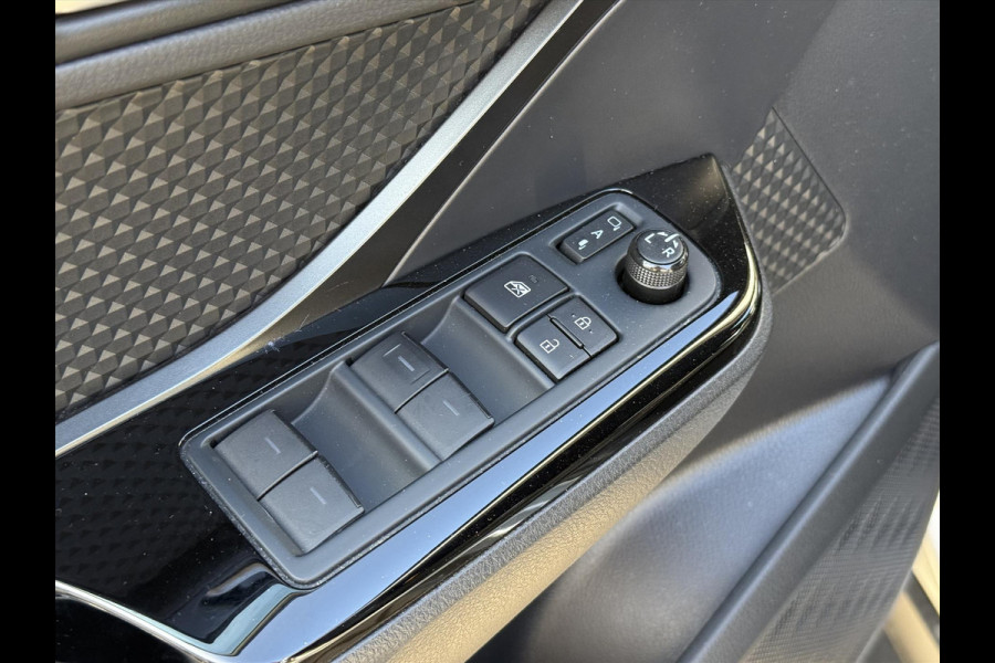 Toyota C-HR 1.8 Hybrid Bi-Tone | Dodehoekherkenning, Stoel + Stuurverwarming, Parkeersensoren, 18 inch, Keyless, Nieuwe multimedia