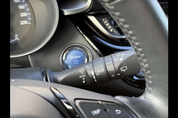 Toyota C-HR 1.8 Hybrid Bi-Tone | Dodehoekherkenning, Stoel + Stuurverwarming, Parkeersensoren, 18 inch, Keyless, Nieuwe multimedia