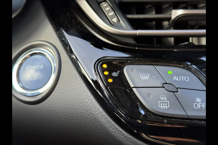 Toyota C-HR 1.8 Hybrid Bi-Tone | Dodehoekherkenning, Stoel + Stuurverwarming, Parkeersensoren, 18 inch, Keyless, Nieuwe multimedia