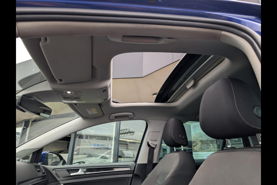 Volkswagen Golf 1.5 TSI Highline Business R / PANO / XENON