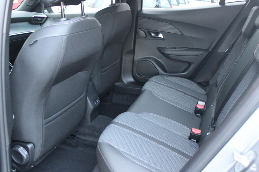 Peugeot 2008 1.2 Hybrid 136PK AUTOMAAT ALLURE | NIEUWE AUTO! | KEYLESS ENTRY/START | PARKEERSENSOREN VOOR + ACHTER  | 17" LICHTMETALEN VELGEN | ADAPTIVE CRUISE CONTROL | CLIMATE CONTROL | STOEL VERWARMING | DRAADLOZE APPLE CARPLAY/ANDROID AUTO |