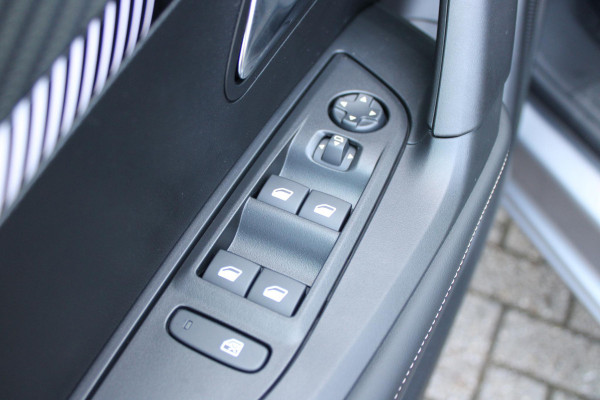 Peugeot 2008 1.2 Hybrid 136PK AUTOMAAT ALLURE | NIEUWE AUTO! | KEYLESS ENTRY/START | PARKEERSENSOREN VOOR + ACHTER  | 17" LICHTMETALEN VELGEN | ADAPTIVE CRUISE CONTROL | CLIMATE CONTROL | STOEL VERWARMING | DRAADLOZE APPLE CARPLAY/ANDROID AUTO |