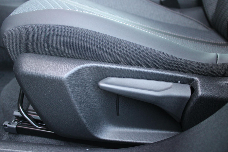 Peugeot 2008 1.2 Hybrid 136PK AUTOMAAT ALLURE | NIEUWE AUTO! | KEYLESS ENTRY/START | PARKEERSENSOREN VOOR + ACHTER  | 17" LICHTMETALEN VELGEN | ADAPTIVE CRUISE CONTROL | CLIMATE CONTROL | STOEL VERWARMING | DRAADLOZE APPLE CARPLAY/ANDROID AUTO |