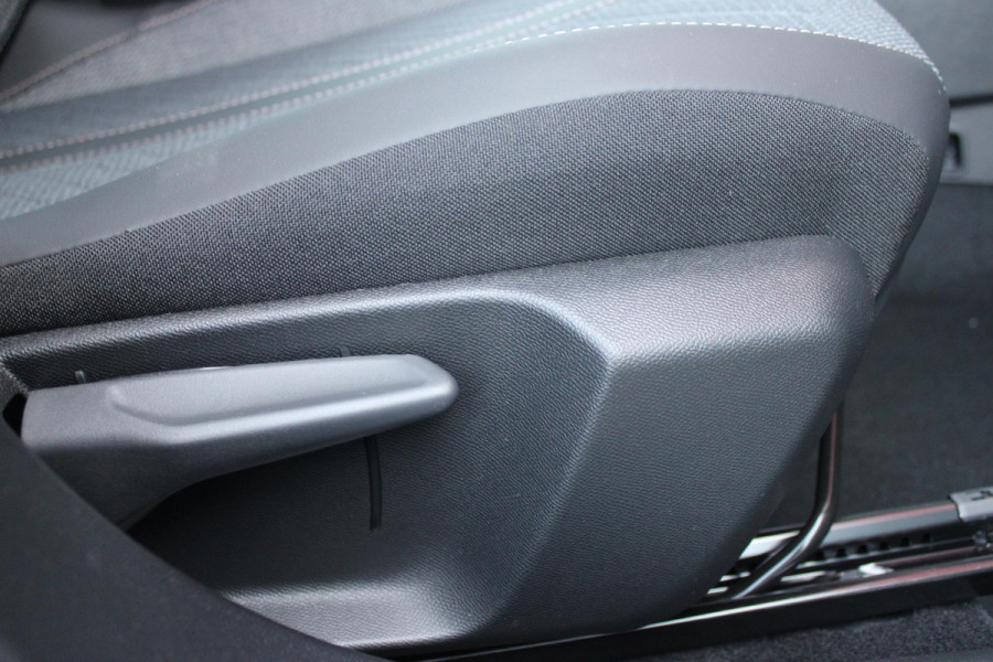 Peugeot 2008 1.2 Hybrid 136PK AUTOMAAT ALLURE | NIEUWE AUTO! | KEYLESS ENTRY/START | PARKEERSENSOREN VOOR + ACHTER  | 17" LICHTMETALEN VELGEN | ADAPTIVE CRUISE CONTROL | CLIMATE CONTROL | STOEL VERWARMING | DRAADLOZE APPLE CARPLAY/ANDROID AUTO |