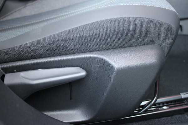 Peugeot 2008 1.2 Hybrid 136PK AUTOMAAT ALLURE | NIEUWE AUTO! | KEYLESS ENTRY/START | PARKEERSENSOREN VOOR + ACHTER  | 17" LICHTMETALEN VELGEN | ADAPTIVE CRUISE CONTROL | CLIMATE CONTROL | STOEL VERWARMING | DRAADLOZE APPLE CARPLAY/ANDROID AUTO |