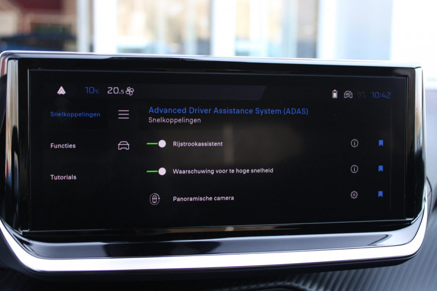 Peugeot 2008 1.2 Hybrid 136PK AUTOMAAT ALLURE | NIEUWE AUTO! | KEYLESS ENTRY/START | PARKEERSENSOREN VOOR + ACHTER  | 17" LICHTMETALEN VELGEN | ADAPTIVE CRUISE CONTROL | CLIMATE CONTROL | STOEL VERWARMING | DRAADLOZE APPLE CARPLAY/ANDROID AUTO |