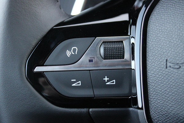 Peugeot 2008 1.2 Hybrid 136PK AUTOMAAT ALLURE | NIEUWE AUTO! | KEYLESS ENTRY/START | PARKEERSENSOREN VOOR + ACHTER  | 17" LICHTMETALEN VELGEN | ADAPTIVE CRUISE CONTROL | CLIMATE CONTROL | STOEL VERWARMING | DRAADLOZE APPLE CARPLAY/ANDROID AUTO |