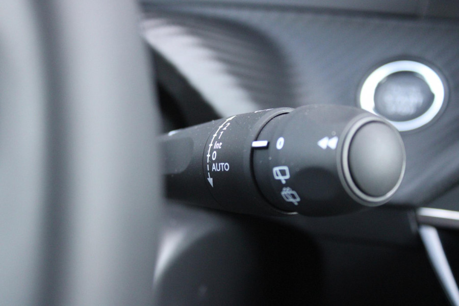 Peugeot 2008 1.2 Hybrid 136PK AUTOMAAT ALLURE | NIEUWE AUTO! | KEYLESS ENTRY/START | PARKEERSENSOREN VOOR + ACHTER  | 17" LICHTMETALEN VELGEN | ADAPTIVE CRUISE CONTROL | CLIMATE CONTROL | STOEL VERWARMING | DRAADLOZE APPLE CARPLAY/ANDROID AUTO |