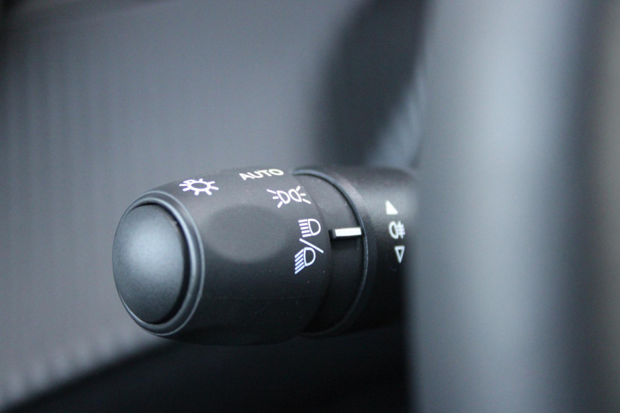 Peugeot 2008 1.2 Hybrid 136PK AUTOMAAT ALLURE | NIEUWE AUTO! | KEYLESS ENTRY/START | PARKEERSENSOREN VOOR + ACHTER  | 17" LICHTMETALEN VELGEN | ADAPTIVE CRUISE CONTROL | CLIMATE CONTROL | STOEL VERWARMING | DRAADLOZE APPLE CARPLAY/ANDROID AUTO |