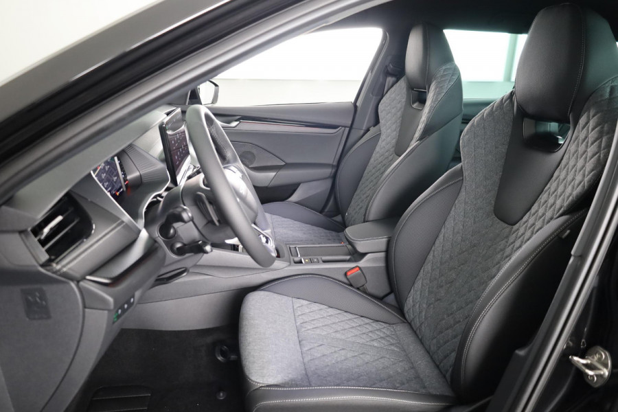 Škoda Octavia Combi Sportline Business m-HEV 1.5 TSI 150 pk 7 versn. DSG | Navigatie pakket | Light & view | Travel assist pakket | Side assist | Winter pakket | 19 inch lichtmetalen velgen
