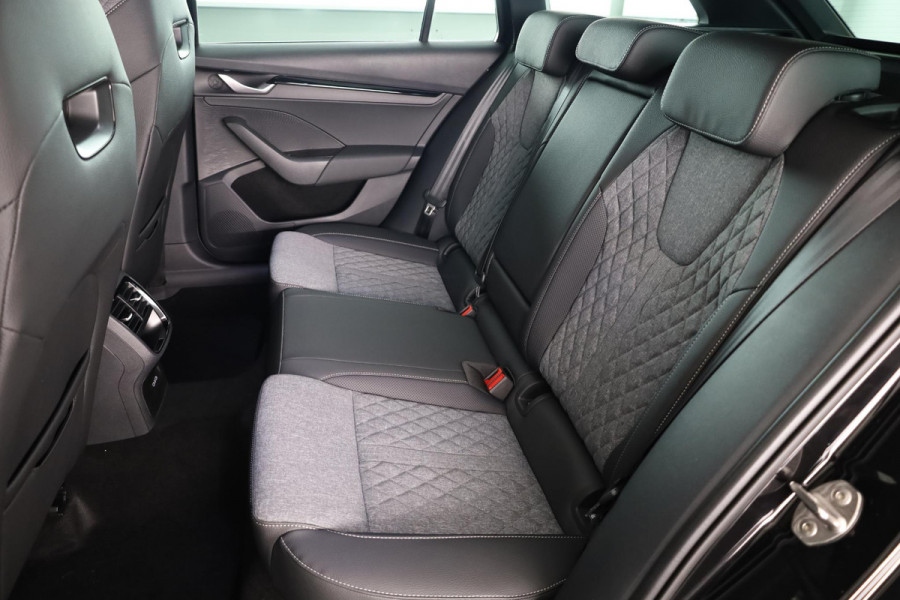 Škoda Octavia Combi Sportline Business m-HEV 1.5 TSI 150 pk 7 versn. DSG | Navigatie pakket | Light & view | Travel assist pakket | Side assist | Winter pakket | 19 inch lichtmetalen velgen
