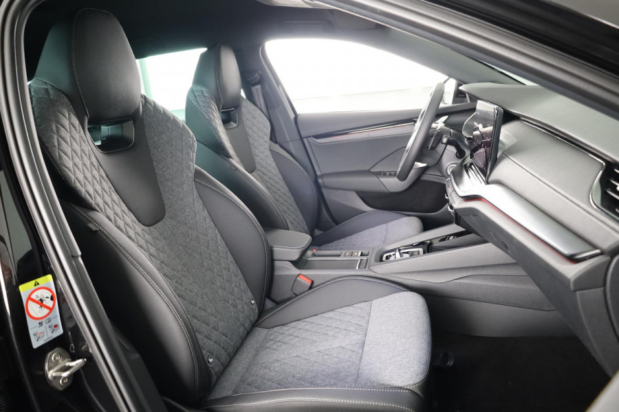 Škoda Octavia Combi Sportline Business m-HEV 1.5 TSI 150 pk 7 versn. DSG | Navigatie pakket | Light & view | Travel assist pakket | Side assist | Winter pakket | 19 inch lichtmetalen velgen