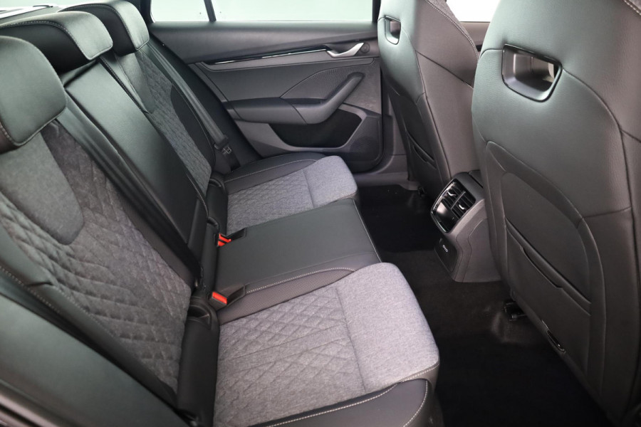 Škoda Octavia Combi Sportline Business m-HEV 1.5 TSI 150 pk 7 versn. DSG | Navigatie pakket | Light & view | Travel assist pakket | Side assist | Winter pakket | 19 inch lichtmetalen velgen
