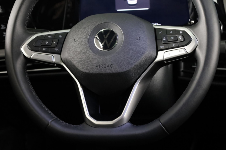 Volkswagen Golf 1.5 eTSI Style 130 pk Automaat (DSG) | Navigatie | Panoramadak | Trekhaak | Parkeersensoren | Achteruitrijcamera | Adaptieve cruise control | Stoelverwarming |
