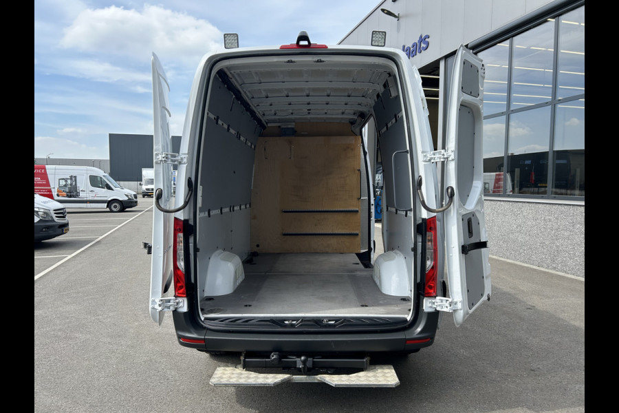 Mercedes-Benz Sprinter 316 CDI L2 H2 2800KG Trekhaak / MBUX / Navigatie / Camera / Cruise control / Airco / 270 Graden achterdeuren