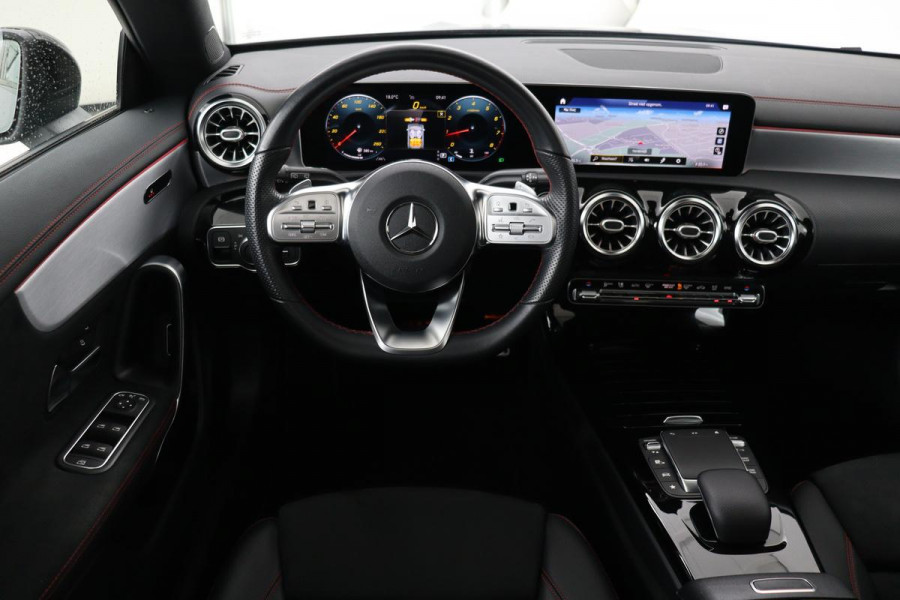 Mercedes-Benz CLA-Klasse 200 AMG | Panoramadak | Stoelverwarming | Widescreen | Camera | Sfeerverlichting | Full LED | Navigatie | Climate control | Park Assist