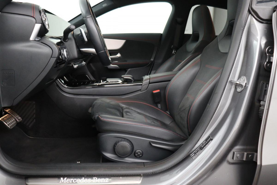 Mercedes-Benz CLA-Klasse 200 AMG | Panoramadak | Stoelverwarming | Widescreen | Camera | Sfeerverlichting | Full LED | Navigatie | Climate control | Park Assist