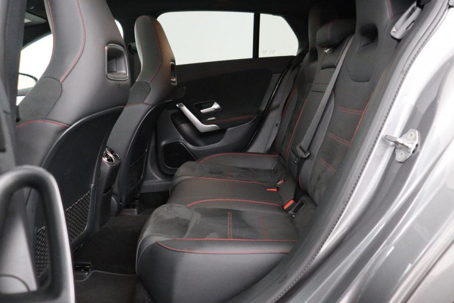 Mercedes-Benz CLA-Klasse 200 AMG | Panoramadak | Stoelverwarming | Widescreen | Camera | Sfeerverlichting | Full LED | Navigatie | Climate control | Park Assist