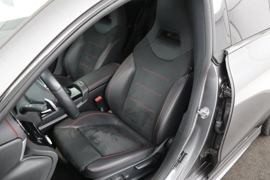 Mercedes-Benz CLA-Klasse 200 AMG | Panoramadak | Stoelverwarming | Widescreen | Camera | Sfeerverlichting | Full LED | Navigatie | Climate control | Park Assist