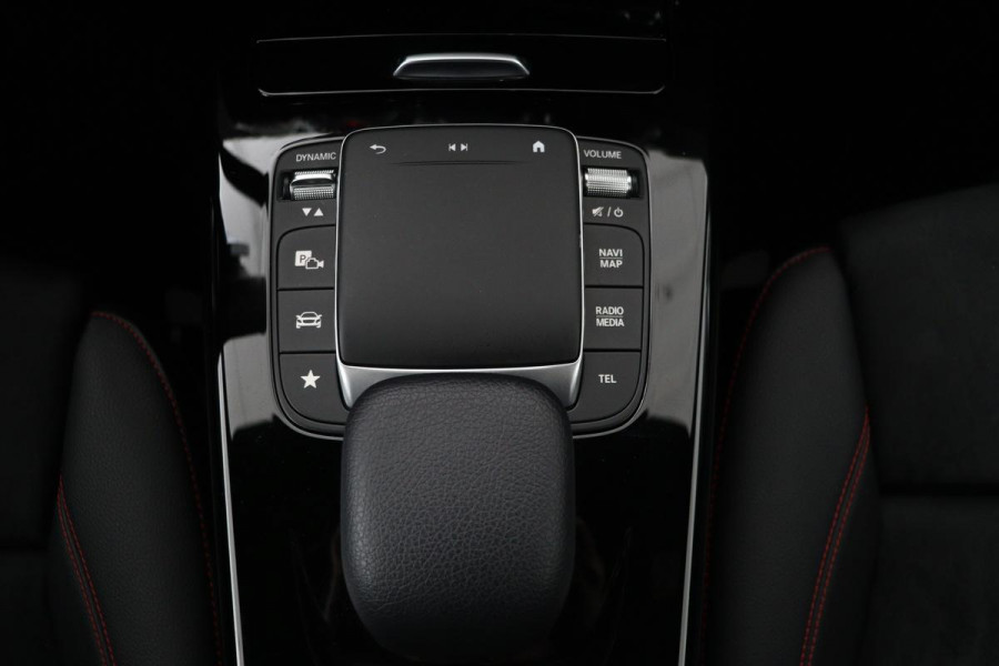 Mercedes-Benz CLA-Klasse 200 AMG | Panoramadak | Stoelverwarming | Widescreen | Camera | Sfeerverlichting | Full LED | Navigatie | Climate control | Park Assist