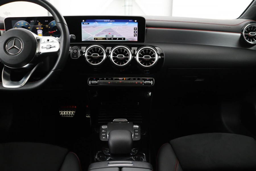 Mercedes-Benz CLA-Klasse 200 AMG | Panoramadak | Stoelverwarming | Widescreen | Camera | Sfeerverlichting | Full LED | Navigatie | Climate control | Park Assist