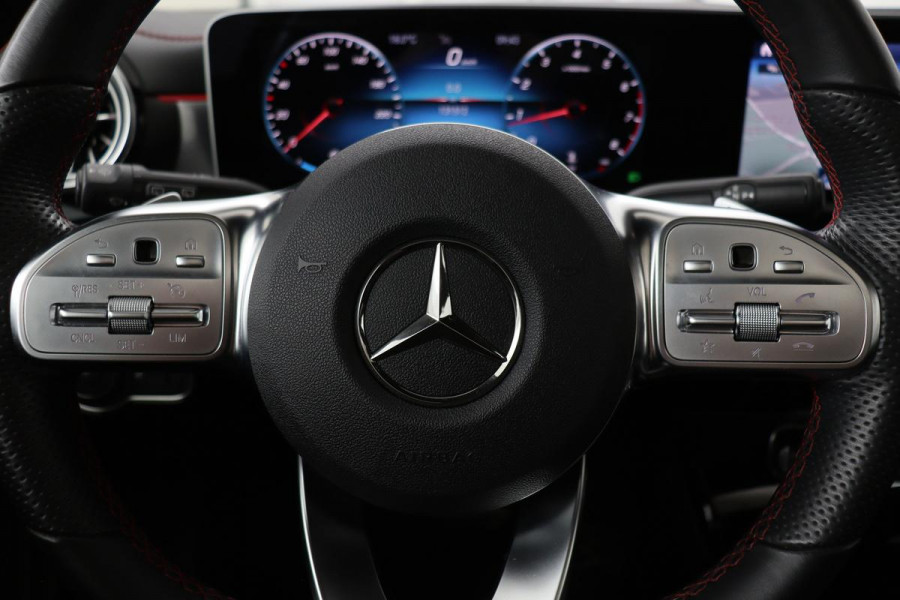 Mercedes-Benz CLA-Klasse 200 AMG | Panoramadak | Stoelverwarming | Widescreen | Camera | Sfeerverlichting | Full LED | Navigatie | Climate control | Park Assist