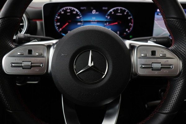 Mercedes-Benz CLA-Klasse 200 AMG | Panoramadak | Stoelverwarming | Widescreen | Camera | Sfeerverlichting | Full LED | Navigatie | Climate control | Park Assist