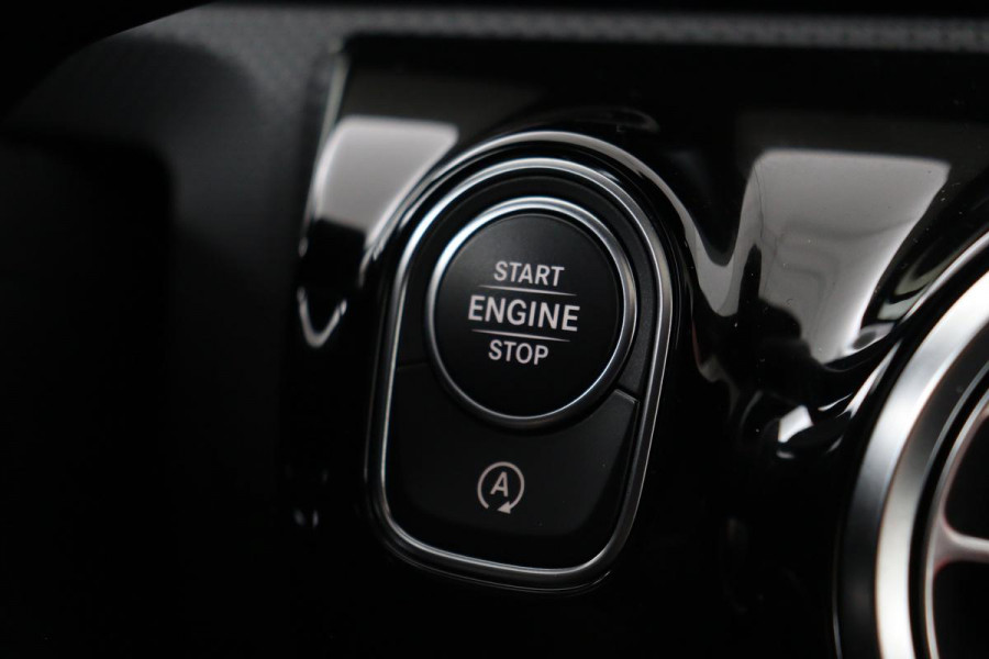 Mercedes-Benz CLA-Klasse 200 AMG | Panoramadak | Stoelverwarming | Widescreen | Camera | Sfeerverlichting | Full LED | Navigatie | Climate control | Park Assist