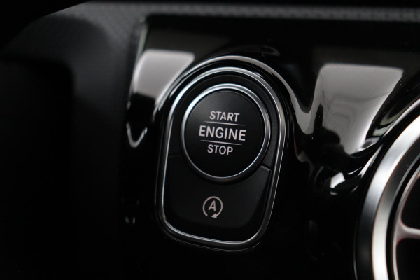 Mercedes-Benz CLA-Klasse 200 AMG | Panoramadak | Stoelverwarming | Widescreen | Camera | Sfeerverlichting | Full LED | Navigatie | Climate control | Park Assist
