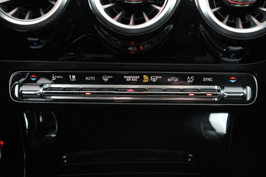 Mercedes-Benz CLA-Klasse 200 AMG | Panoramadak | Stoelverwarming | Widescreen | Camera | Sfeerverlichting | Full LED | Navigatie | Climate control | Park Assist