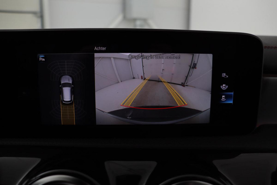 Mercedes-Benz CLA-Klasse 200 AMG | Panoramadak | Stoelverwarming | Widescreen | Camera | Sfeerverlichting | Full LED | Navigatie | Climate control | Park Assist