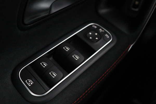 Mercedes-Benz CLA-Klasse 200 AMG | Panoramadak | Stoelverwarming | Widescreen | Camera | Sfeerverlichting | Full LED | Navigatie | Climate control | Park Assist