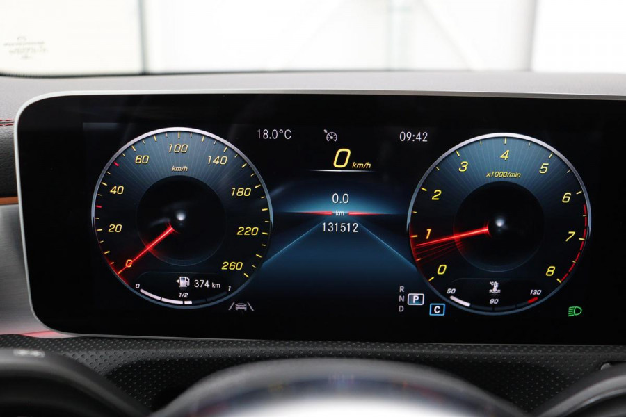 Mercedes-Benz CLA-Klasse 200 AMG | Panoramadak | Stoelverwarming | Widescreen | Camera | Sfeerverlichting | Full LED | Navigatie | Climate control | Park Assist