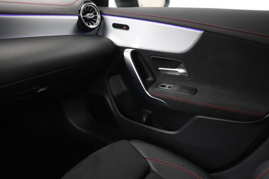 Mercedes-Benz CLA-Klasse 200 AMG | Panoramadak | Stoelverwarming | Widescreen | Camera | Sfeerverlichting | Full LED | Navigatie | Climate control | Park Assist