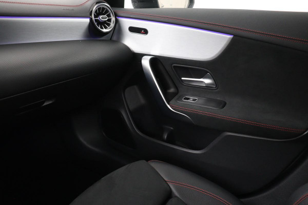 Mercedes-Benz CLA-Klasse 200 AMG | Panoramadak | Stoelverwarming | Widescreen | Camera | Sfeerverlichting | Full LED | Navigatie | Climate control | Park Assist