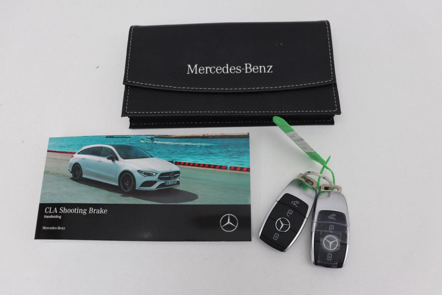 Mercedes-Benz CLA-Klasse 200 AMG | Panoramadak | Stoelverwarming | Widescreen | Camera | Sfeerverlichting | Full LED | Navigatie | Climate control | Park Assist