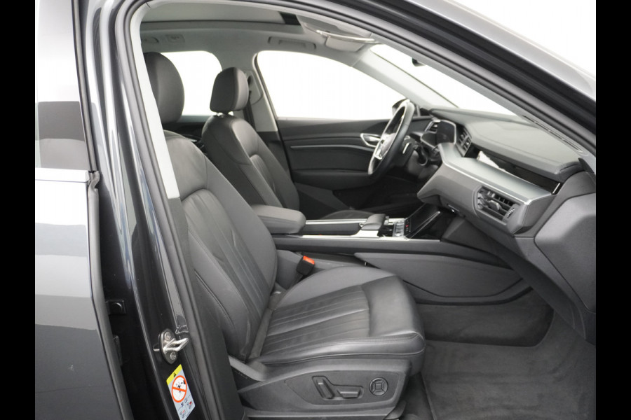 Audi e-tron 50 Quattro Launch Edition Plus 71kWh Navi Panoramadak Luchtvering Cruise control Adaptief PDC Stoelverwarming Parkeerhulp v/a/zi Led Lmv 20" Keyless-go Lichtpakket Dodehoekdetectie Regensensor Fase 3 laden