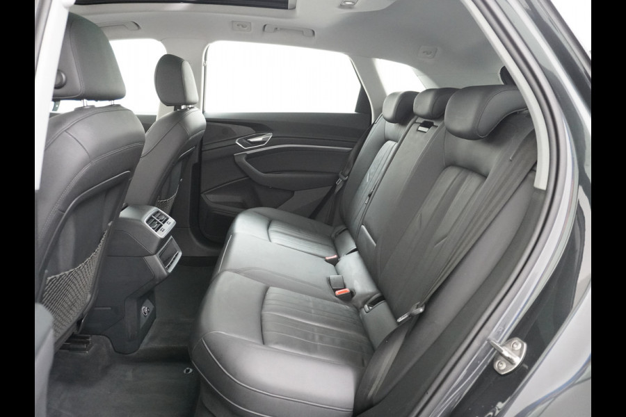 Audi e-tron 50 Quattro Launch Edition Plus 71kWh Navi Panoramadak Luchtvering Cruise control Adaptief PDC Stoelverwarming Parkeerhulp v/a/zi Led Lmv 20" Keyless-go Lichtpakket Dodehoekdetectie Regensensor Fase 3 laden