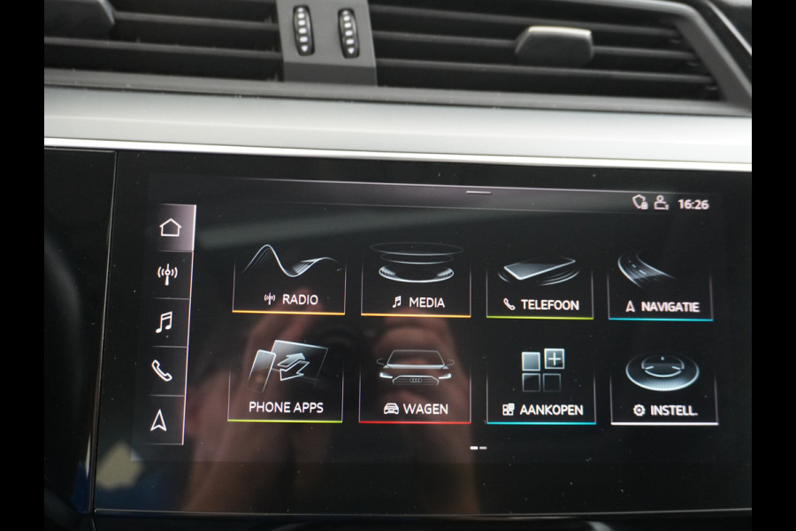 Audi e-tron 50 Quattro Launch Edition Plus 71kWh Navi Panoramadak Luchtvering Cruise control Adaptief PDC Stoelverwarming Parkeerhulp v/a/zi Led Lmv 20" Keyless-go Lichtpakket Dodehoekdetectie Regensensor Fase 3 laden