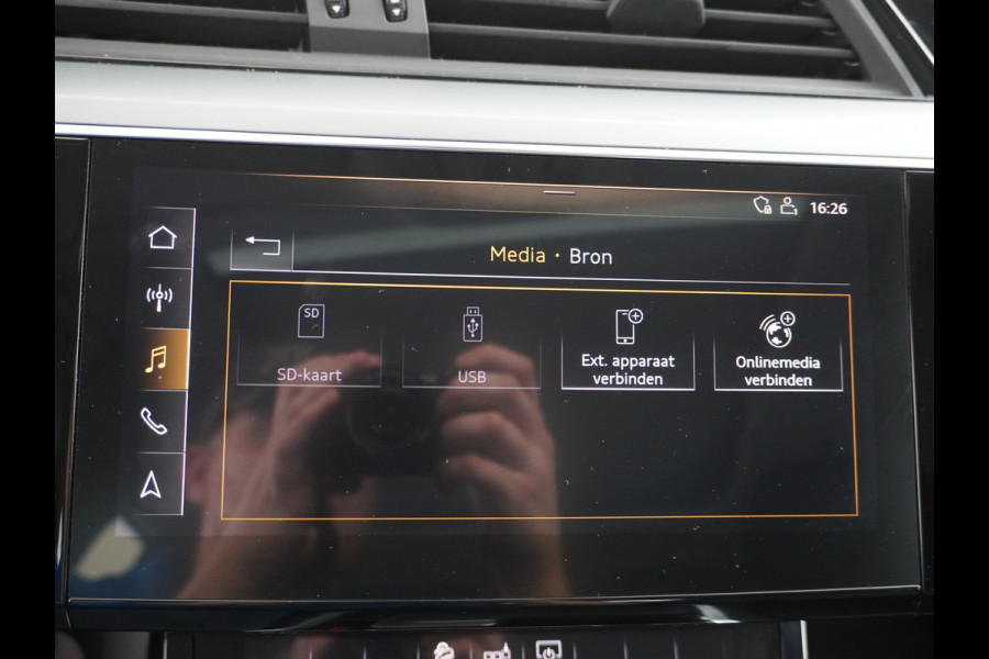 Audi e-tron 50 Quattro Launch Edition Plus 71kWh Navi Panoramadak Luchtvering Cruise control Adaptief PDC Stoelverwarming Parkeerhulp v/a/zi Led Lmv 20" Keyless-go Lichtpakket Dodehoekdetectie Regensensor Fase 3 laden