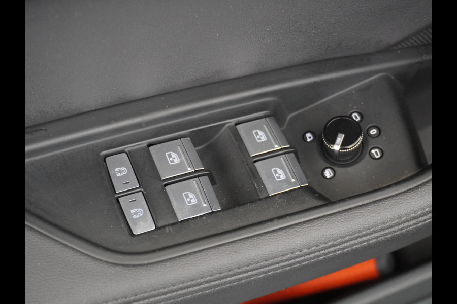 Audi e-tron 50 Quattro Launch Edition Plus 71kWh Navi Panoramadak Luchtvering Cruise control Adaptief PDC Stoelverwarming Parkeerhulp v/a/zi Led Lmv 20" Keyless-go Lichtpakket Dodehoekdetectie Regensensor Fase 3 laden